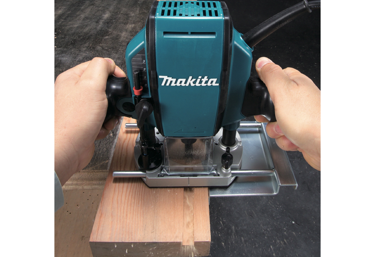 Απεικονίζεται η χρήση του ρούτερ σε ξύλινη επιφάνεια.